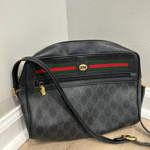 100% GUARANTEED AUTHENTIC Gucci GG Canvas Crossbody - Picture 2 of 10